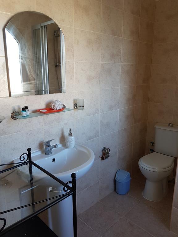Aphrodite Beachfront Penthouse Apartment Ghaziveran Eksteriør bilde